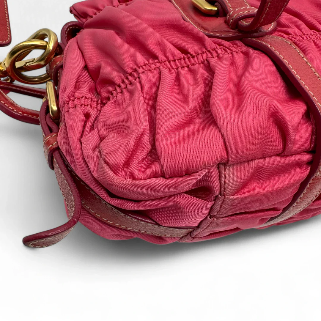 https://cdn.shopify.com/s/files/1/0564/9376/8855/files/Prada_Handtasche_Pocono_aus_Nylon_pink_second_hand_designer_handbag3389.webp?v=1757505483