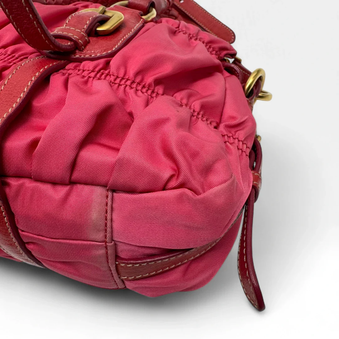 https://cdn.shopify.com/s/files/1/0564/9376/8855/files/Prada_Handtasche_Pocono_aus_Nylon_pink_second_hand_designer_handbag3390.webp?v=1757505483
