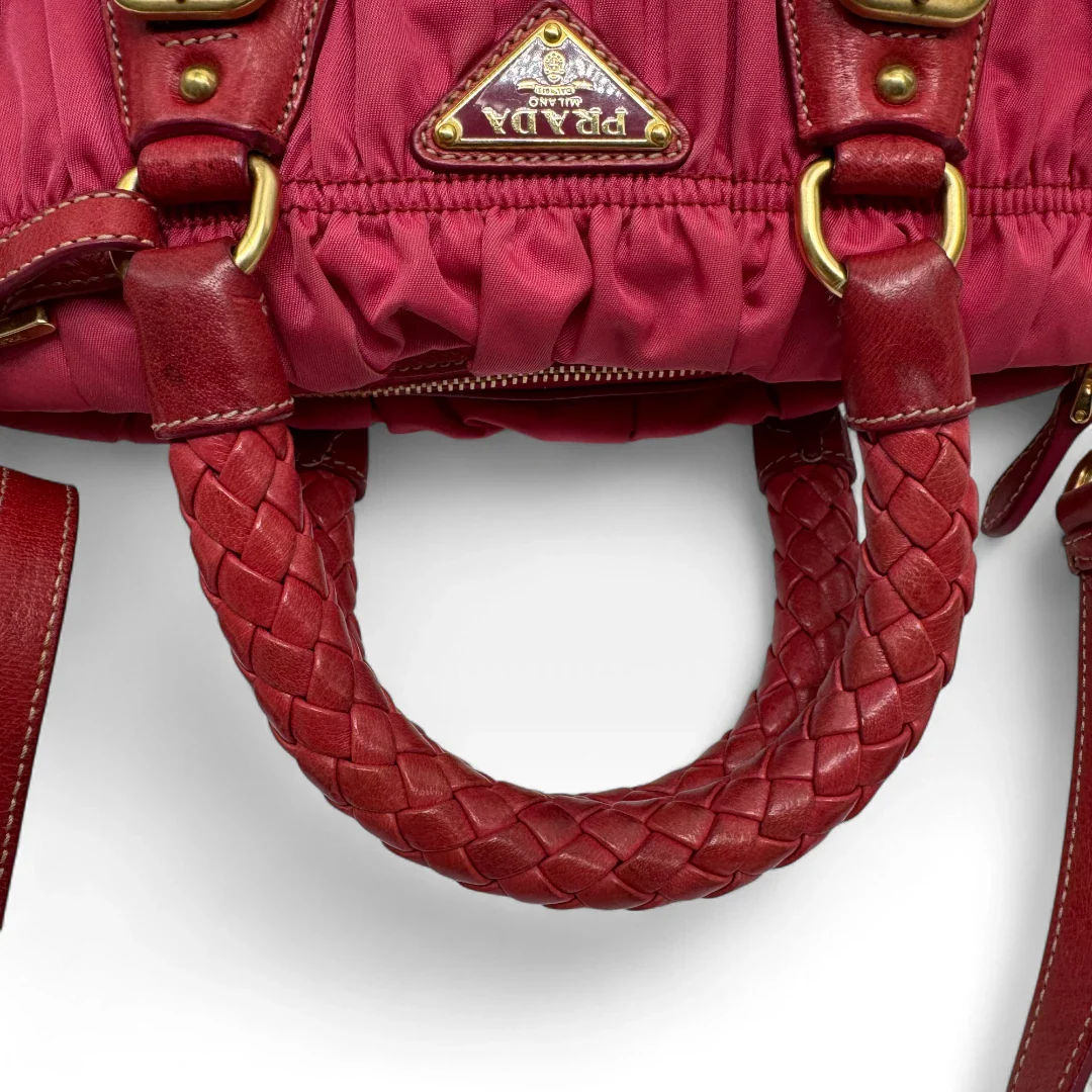 https://cdn.shopify.com/s/files/1/0564/9376/8855/files/Prada_Handtasche_Pocono_aus_Nylon_pink_second_hand_designer_handbag3391.webp?v=1757505483