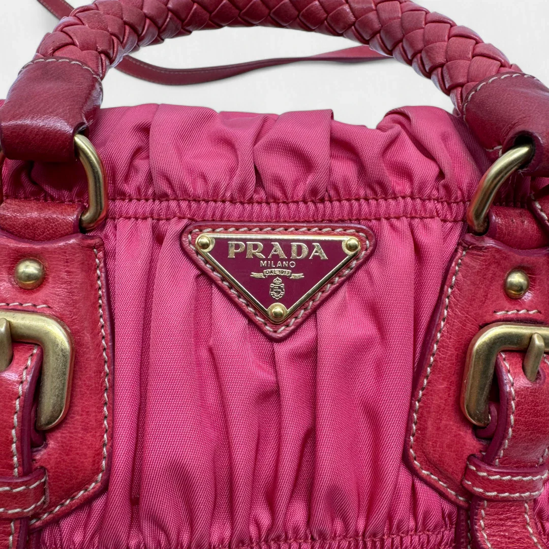 https://cdn.shopify.com/s/files/1/0564/9376/8855/files/Prada_Handtasche_Pocono_aus_Nylon_pink_second_hand_designer_handbag3393.webp?v=1757505484