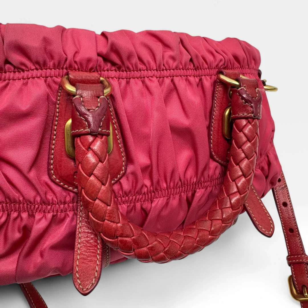 https://cdn.shopify.com/s/files/1/0564/9376/8855/files/Prada_Handtasche_Pocono_aus_Nylon_pink_second_hand_designer_handbag3394.webp?v=1757505484