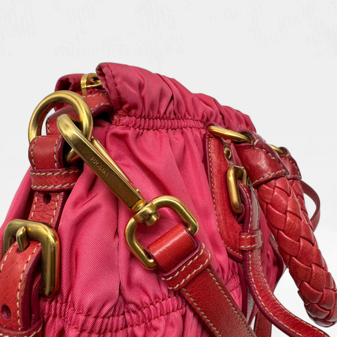 https://cdn.shopify.com/s/files/1/0564/9376/8855/files/Prada_Handtasche_Pocono_aus_Nylon_pink_second_hand_designer_handbag3395.webp?v=1757505483