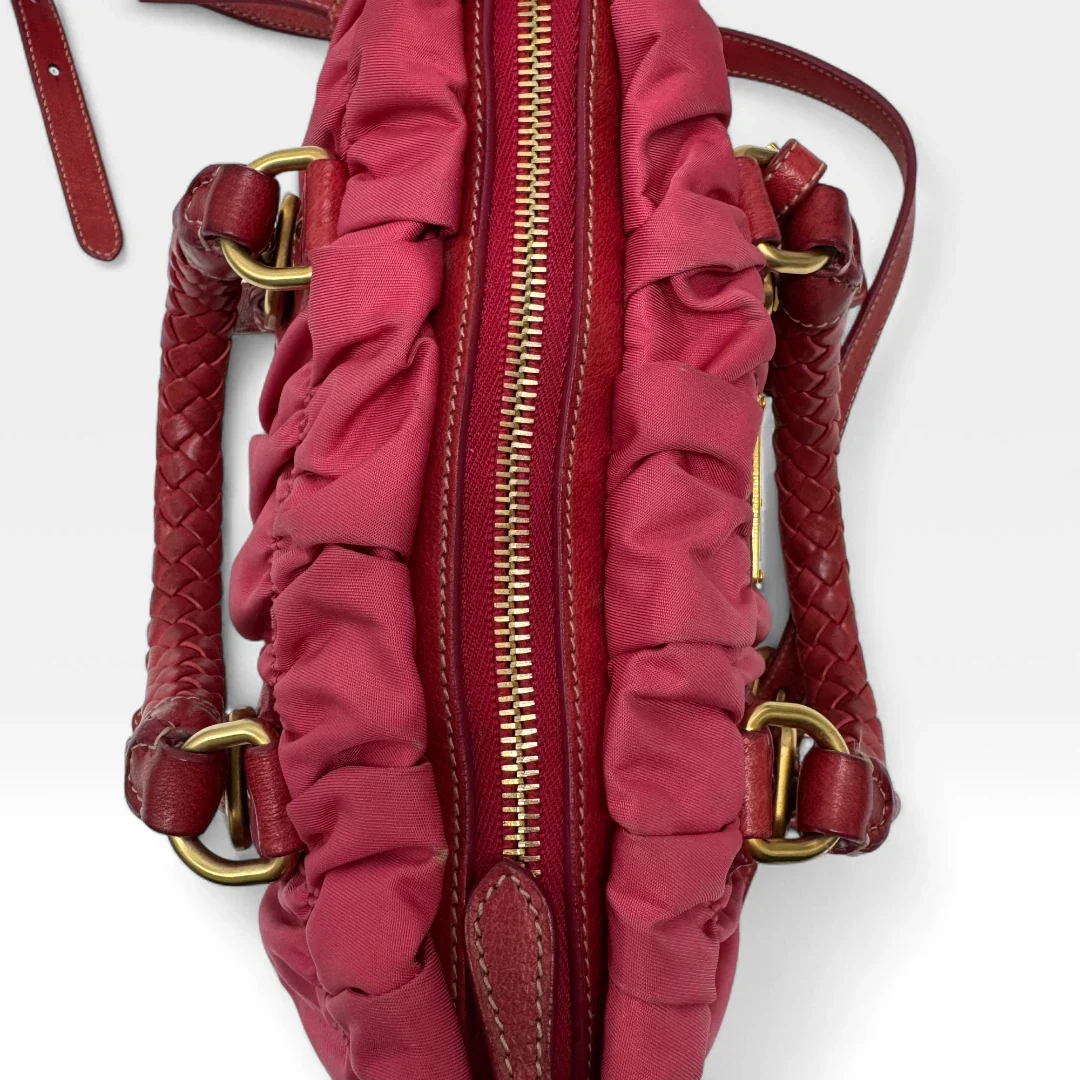 https://cdn.shopify.com/s/files/1/0564/9376/8855/files/Prada_Handtasche_Pocono_aus_Nylon_pink_second_hand_designer_handbag3396.webp?v=1757505483