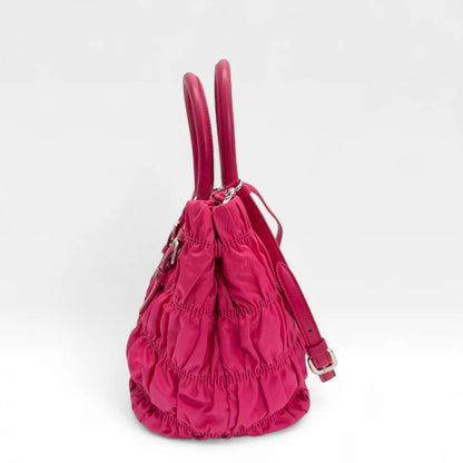 https://cdn.shopify.com/s/files/1/0564/9376/8855/files/Prada_Handtasche_Pocono_aus_Nylon_pink_vintage_handbag8829.webp?v=1760007617