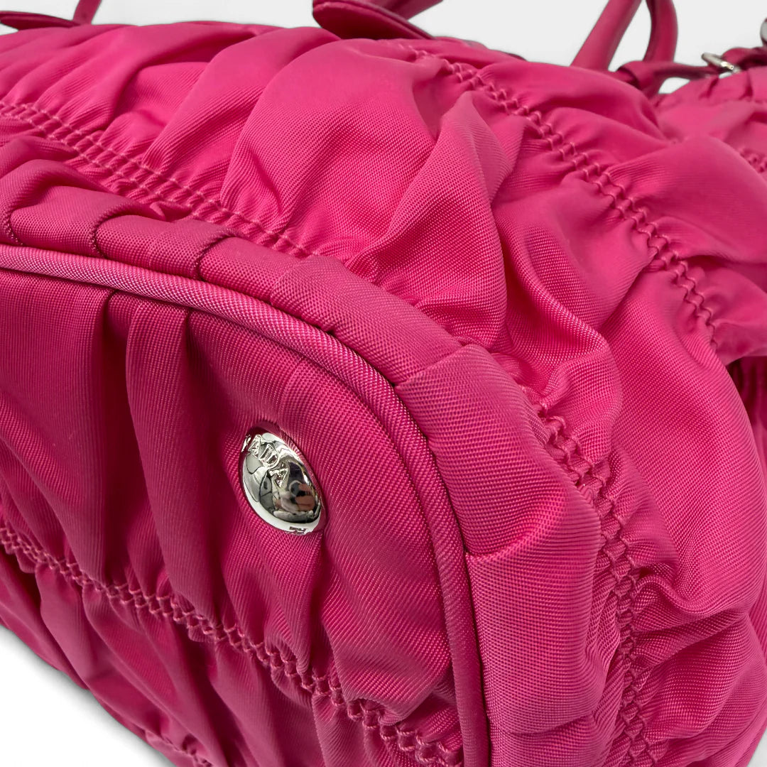 https://cdn.shopify.com/s/files/1/0564/9376/8855/files/Prada_Handtasche_Pocono_aus_Nylon_pink_vintage_handbag8832.webp?v=1760007618