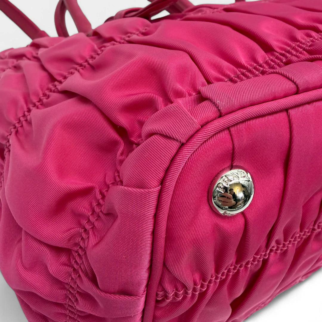 https://cdn.shopify.com/s/files/1/0564/9376/8855/files/Prada_Handtasche_Pocono_aus_Nylon_pink_vintage_handbag8833.webp?v=1760007617
