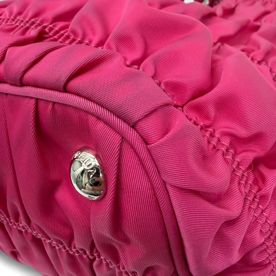 https://cdn.shopify.com/s/files/1/0564/9376/8855/files/Prada_Handtasche_Pocono_aus_Nylon_pink_vintage_handbag8834.webp?v=1760007617