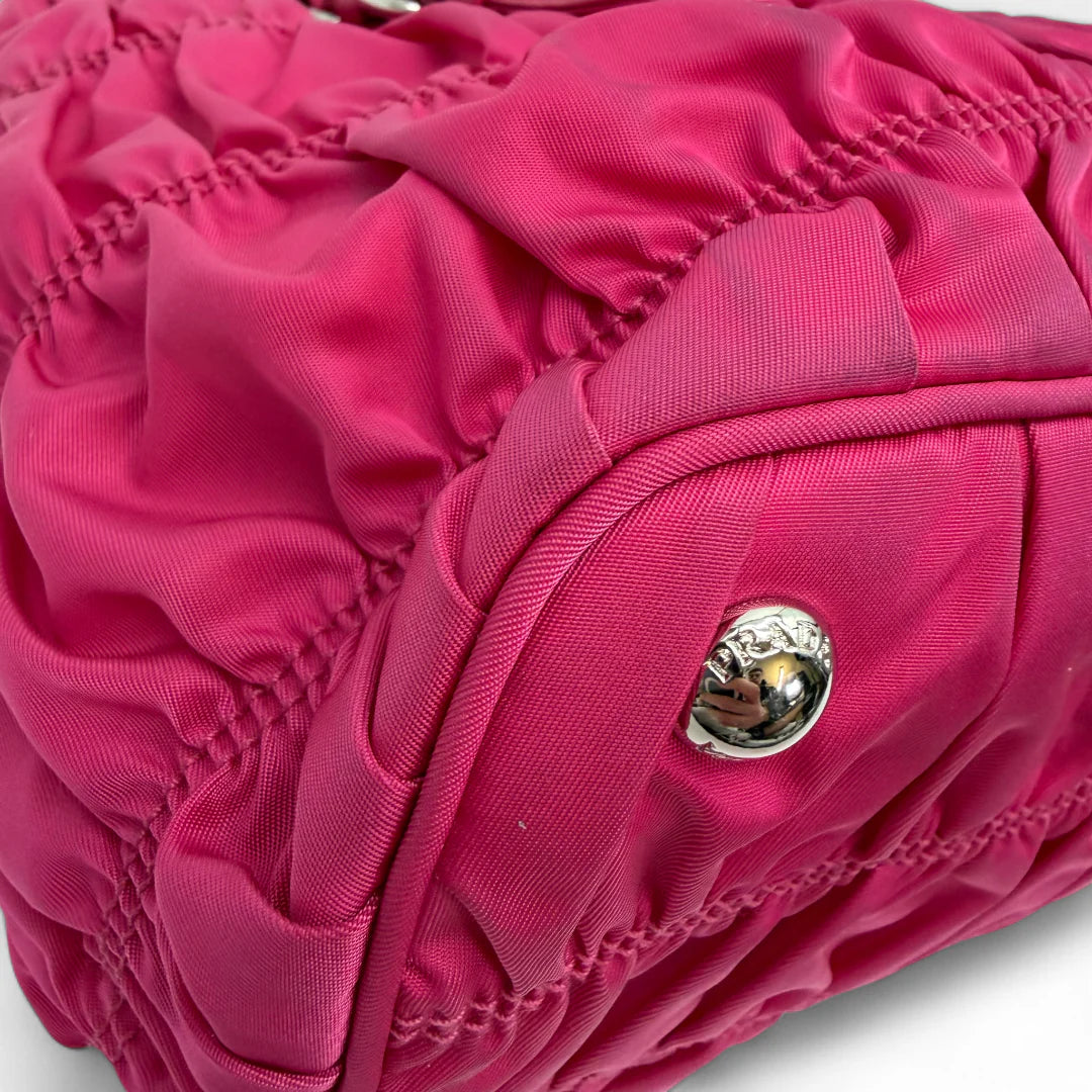https://cdn.shopify.com/s/files/1/0564/9376/8855/files/Prada_Handtasche_Pocono_aus_Nylon_pink_vintage_handbag8835.webp?v=1760007617