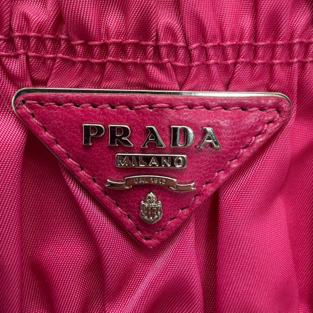 https://cdn.shopify.com/s/files/1/0564/9376/8855/files/Prada_Handtasche_Pocono_aus_Nylon_pink_vintage_handbag8837.webp?v=1760007618