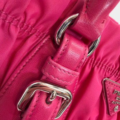 https://cdn.shopify.com/s/files/1/0564/9376/8855/files/Prada_Handtasche_Pocono_aus_Nylon_pink_vintage_handbag8842.webp?v=1760007617