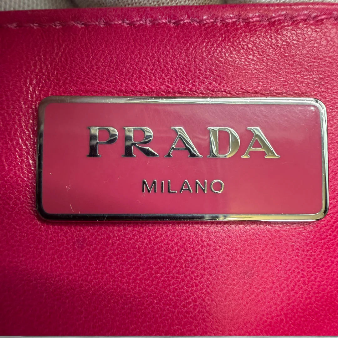 https://cdn.shopify.com/s/files/1/0564/9376/8855/files/Prada_Handtasche_Pocono_aus_Nylon_pink_vintage_handbag8844.webp?v=1760007617