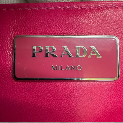 https://cdn.shopify.com/s/files/1/0564/9376/8855/files/Prada_Handtasche_Pocono_aus_Nylon_pink_vintage_handbag8844.webp?v=1760007617