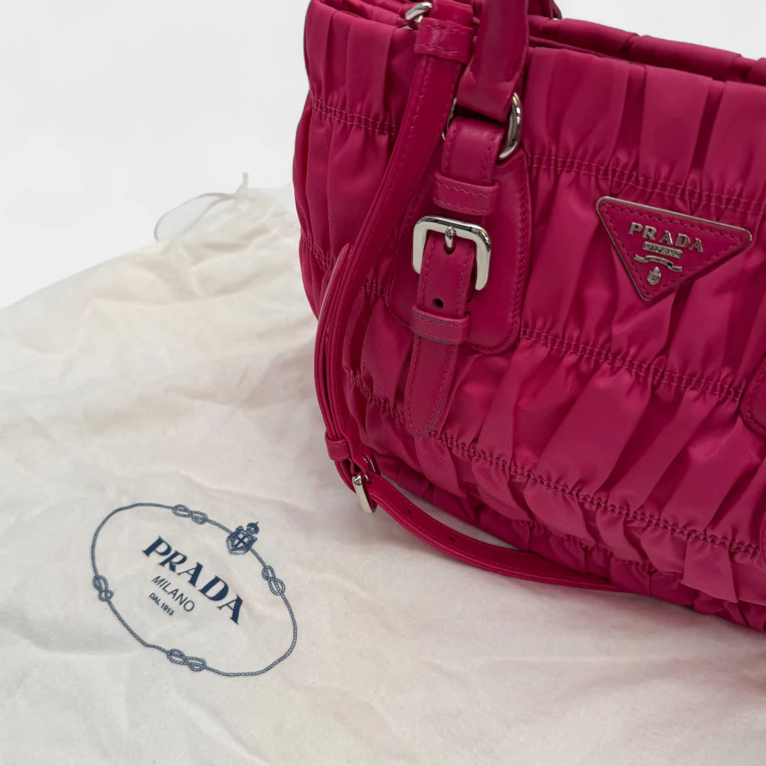 https://cdn.shopify.com/s/files/1/0564/9376/8855/files/Prada_Handtasche_Pocono_aus_Nylon_pink_vintage_handbag8847.webp?v=1760007618