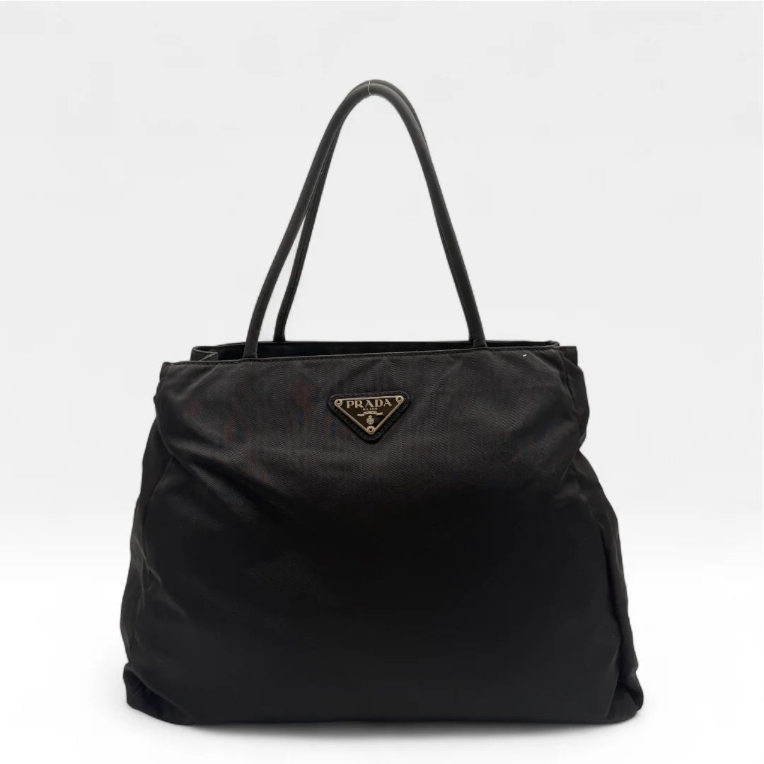 https://cdn.shopify.com/s/files/1/0564/9376/8855/files/Prada_Handtasche_Shopper_aus_Nylon_schwarz_vintage0157.webp?v=1760696737