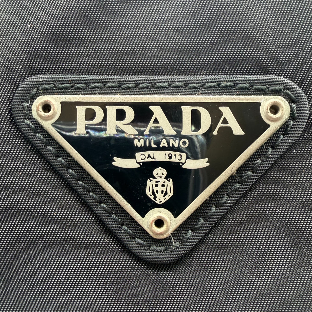 https://cdn.shopify.com/s/files/1/0564/9376/8855/files/Prada_Handtasche_Shopper_aus_Nylon_schwarz_vintage0169.webp?v=1760696717