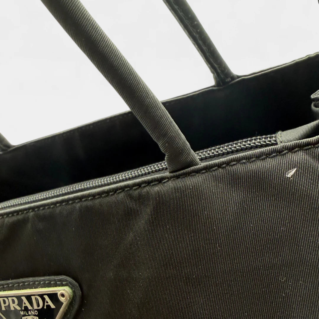 https://cdn.shopify.com/s/files/1/0564/9376/8855/files/Prada_Handtasche_Shopper_aus_Nylon_schwarz_vintage0170.webp?v=1760696717