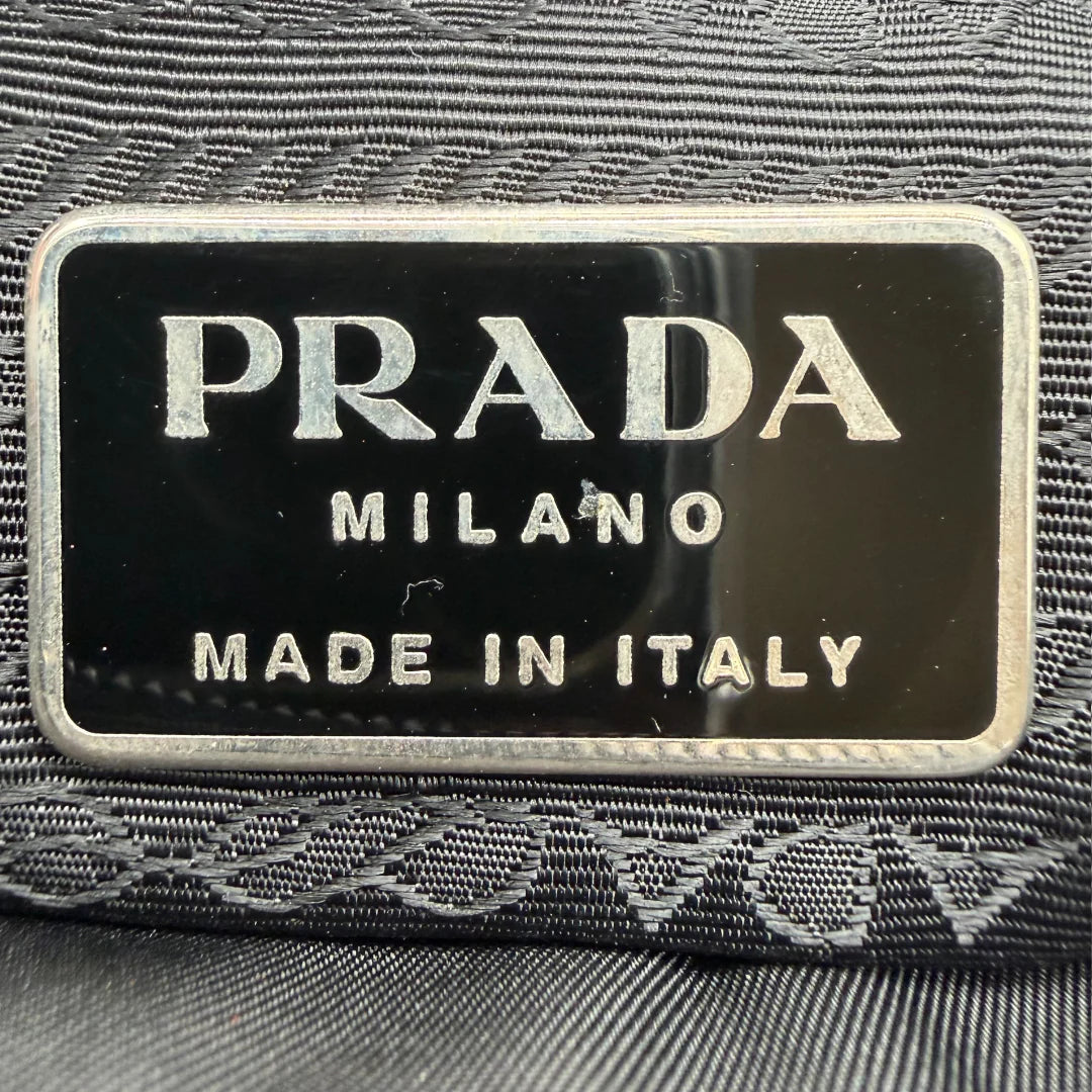https://cdn.shopify.com/s/files/1/0564/9376/8855/files/Prada_Handtasche_Shopper_aus_Nylon_schwarz_vintage0179.webp?v=1760696718
