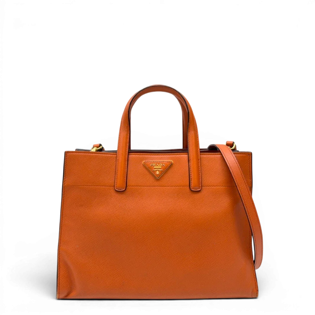 https://cdn.shopify.com/s/files/1/0564/9376/8855/files/Prada_Handtasche_Triple_Pocket_aus_Leder_papaya_orange_1.webp?v=1783516495