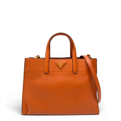 https://cdn.shopify.com/s/files/1/0564/9376/8855/files/Prada_Handtasche_Triple_Pocket_aus_Leder_papaya_orange_1.webp?v=1783516495