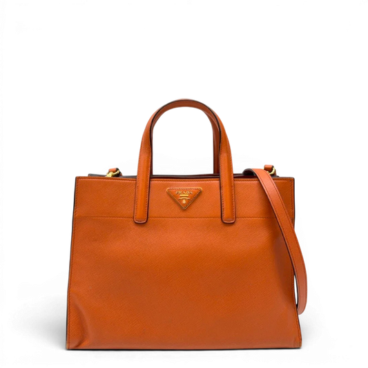 https://cdn.shopify.com/s/files/1/0564/9376/8855/files/Prada_Handtasche_Triple_Pocket_aus_Leder_papaya_orange_1.webp?v=1783516495