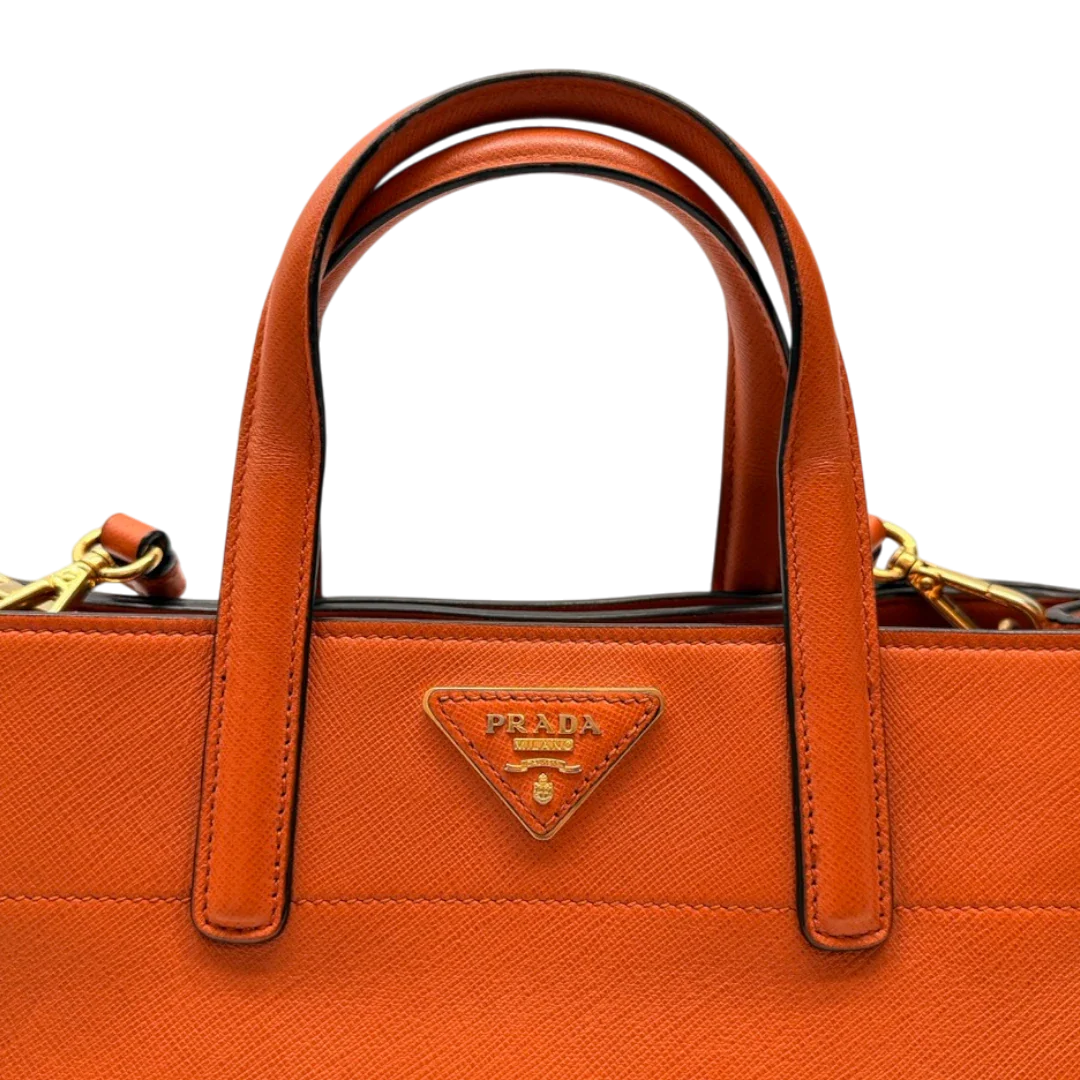 https://cdn.shopify.com/s/files/1/0564/9376/8855/files/Prada_Handtasche_Triple_Pocket_aus_Leder_papaya_orange_11.webp?v=1783516495