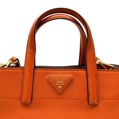 https://cdn.shopify.com/s/files/1/0564/9376/8855/files/Prada_Handtasche_Triple_Pocket_aus_Leder_papaya_orange_11.webp?v=1783516495
