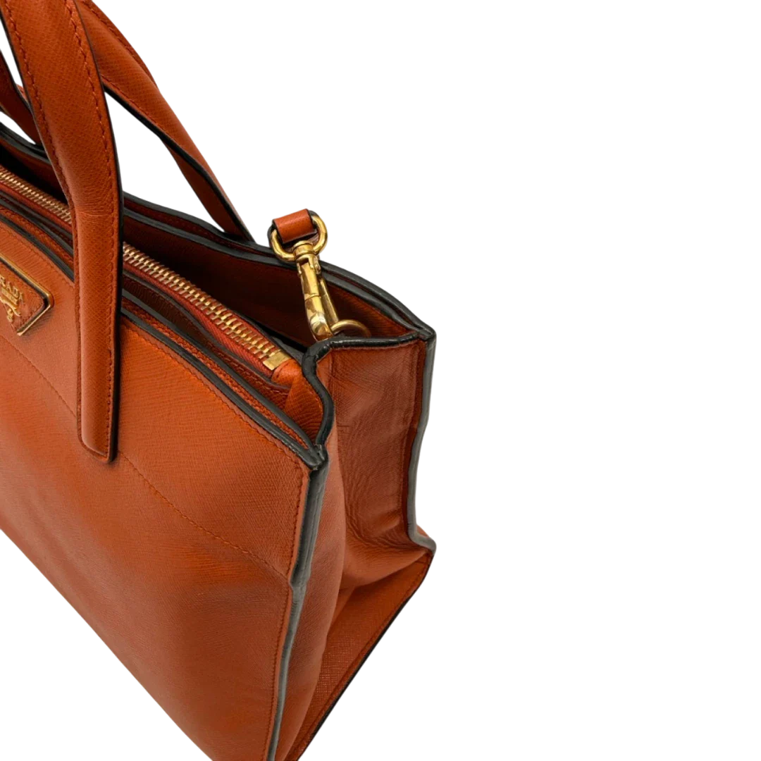 https://cdn.shopify.com/s/files/1/0564/9376/8855/files/Prada_Handtasche_Triple_Pocket_aus_Leder_papaya_orange_14.webp?v=1783516495