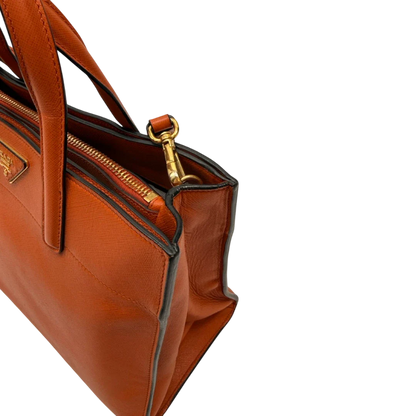 https://cdn.shopify.com/s/files/1/0564/9376/8855/files/Prada_Handtasche_Triple_Pocket_aus_Leder_papaya_orange_14.webp?v=1783516495