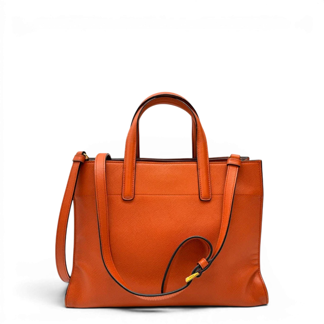 https://cdn.shopify.com/s/files/1/0564/9376/8855/files/Prada_Handtasche_Triple_Pocket_aus_Leder_papaya_orange_2.webp?v=1783516495