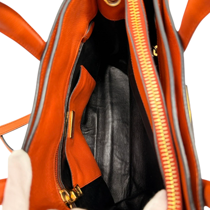 https://cdn.shopify.com/s/files/1/0564/9376/8855/files/Prada_Handtasche_Triple_Pocket_aus_Leder_papaya_orange_20.webp?v=1783516495