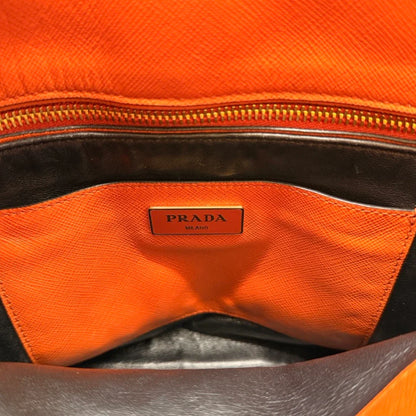 https://cdn.shopify.com/s/files/1/0564/9376/8855/files/Prada_Handtasche_Triple_Pocket_aus_Leder_papaya_orange_23.webp?v=1783516495