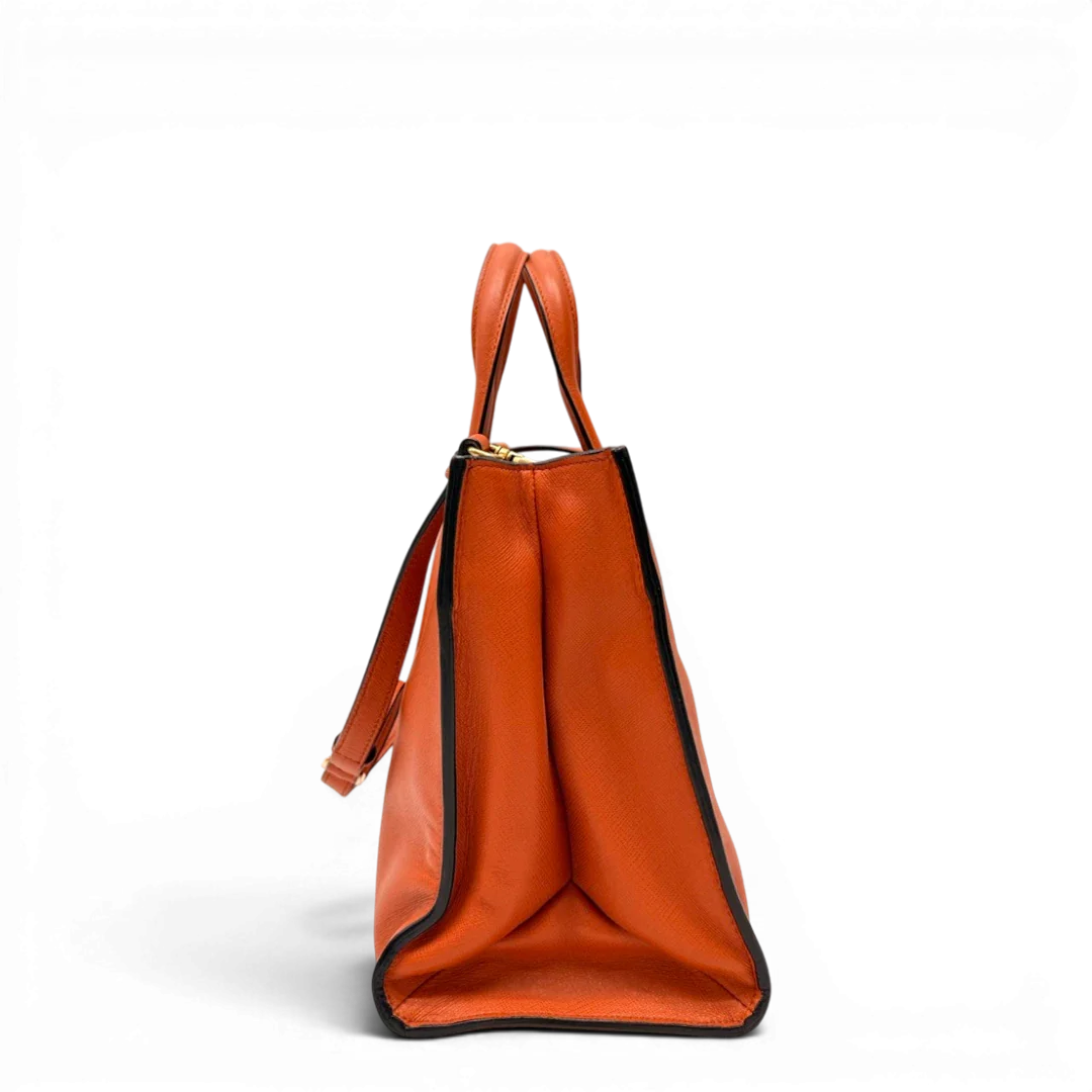 https://cdn.shopify.com/s/files/1/0564/9376/8855/files/Prada_Handtasche_Triple_Pocket_aus_Leder_papaya_orange_3.webp?v=1783516494