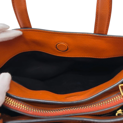 https://cdn.shopify.com/s/files/1/0564/9376/8855/files/Prada_Handtasche_Triple_Pocket_aus_Leder_papaya_orange_31.webp?v=1783516495