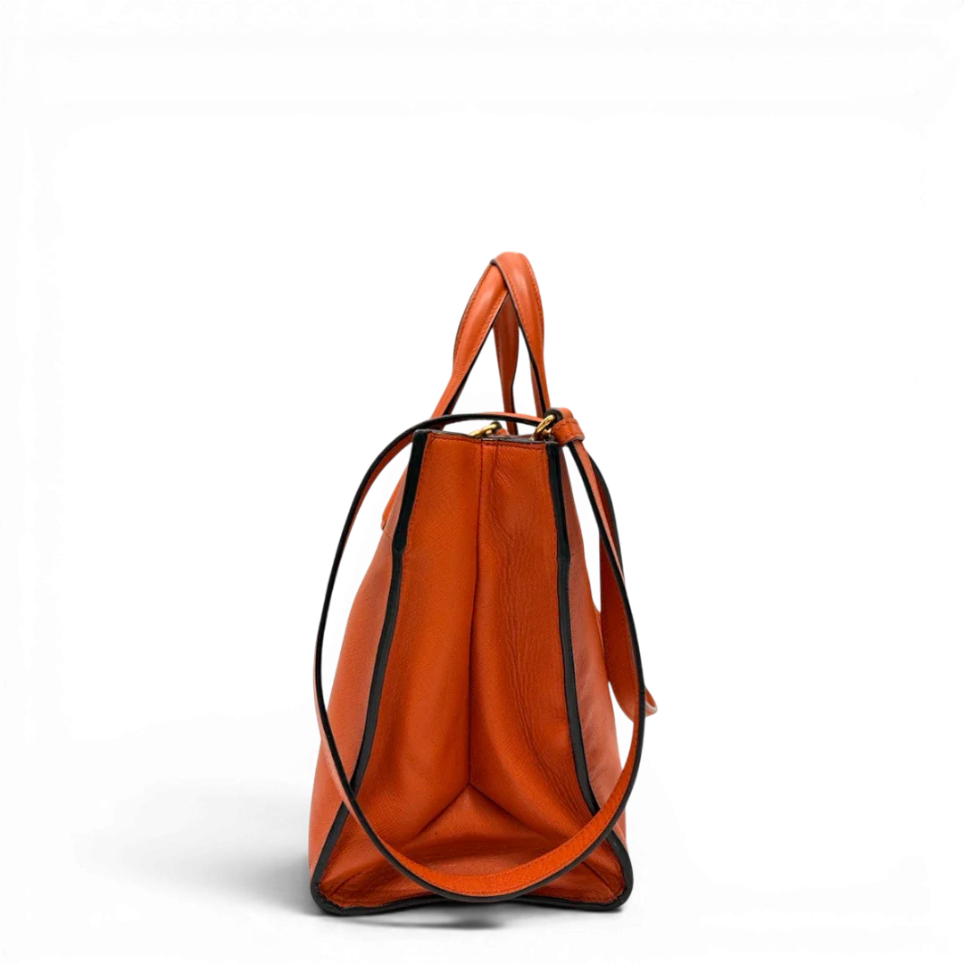 https://cdn.shopify.com/s/files/1/0564/9376/8855/files/Prada_Handtasche_Triple_Pocket_aus_Leder_papaya_orange_4.webp?v=1783516494