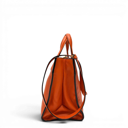https://cdn.shopify.com/s/files/1/0564/9376/8855/files/Prada_Handtasche_Triple_Pocket_aus_Leder_papaya_orange_4.webp?v=1783516494