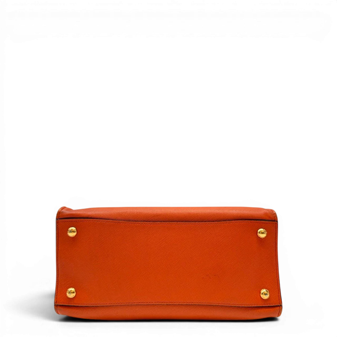 https://cdn.shopify.com/s/files/1/0564/9376/8855/files/Prada_Handtasche_Triple_Pocket_aus_Leder_papaya_orange_5.webp?v=1783516494