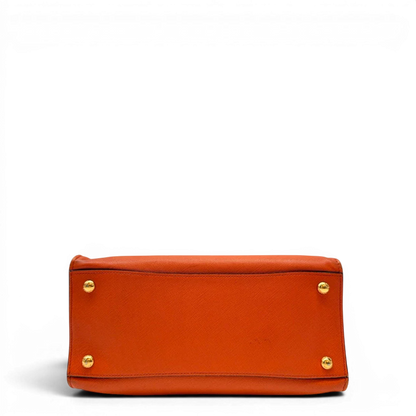 https://cdn.shopify.com/s/files/1/0564/9376/8855/files/Prada_Handtasche_Triple_Pocket_aus_Leder_papaya_orange_5.webp?v=1783516494