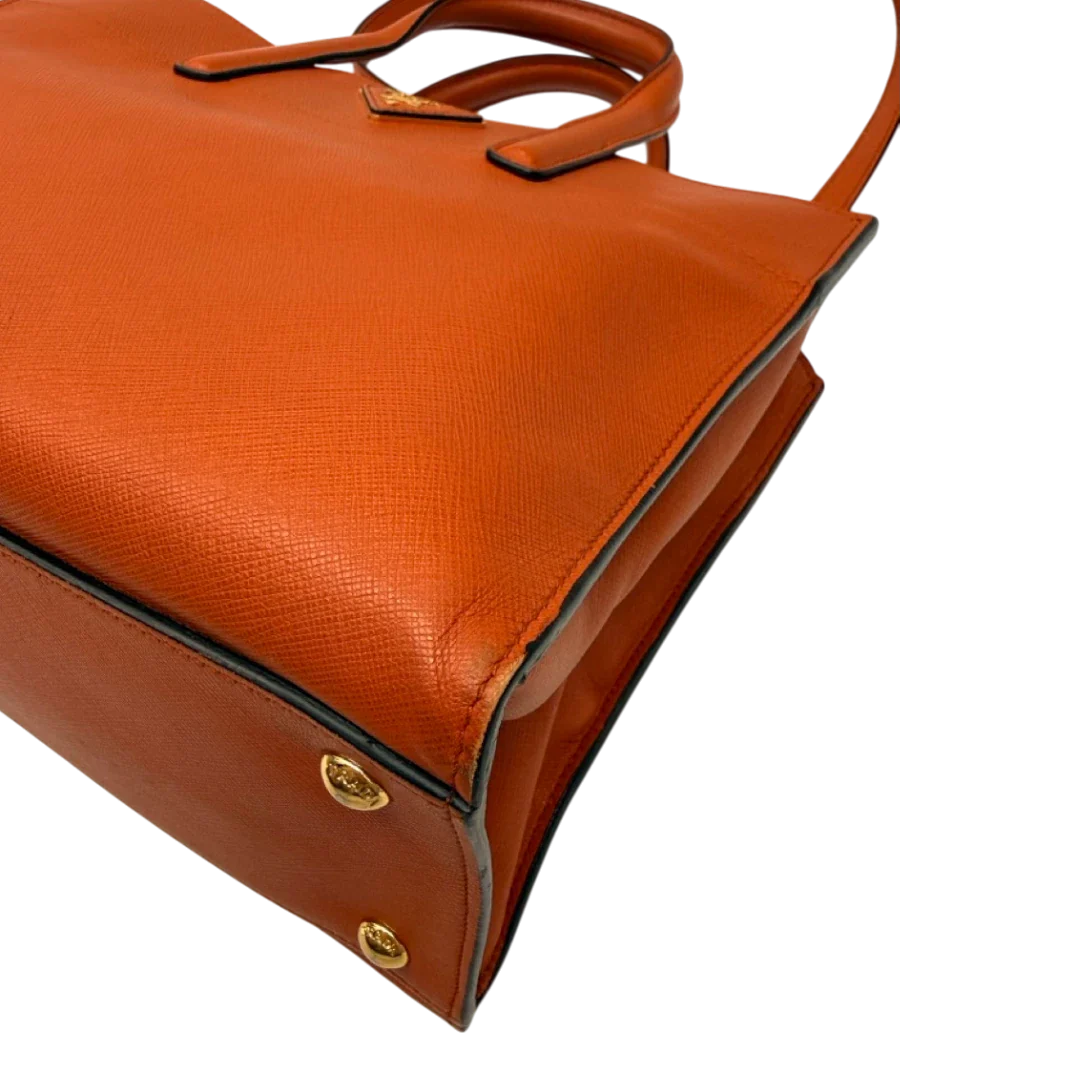 https://cdn.shopify.com/s/files/1/0564/9376/8855/files/Prada_Handtasche_Triple_Pocket_aus_Leder_papaya_orange_6.webp?v=1783516495