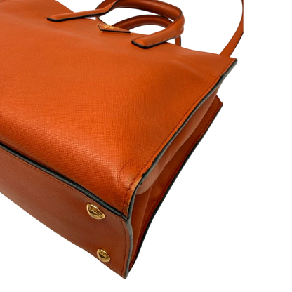 https://cdn.shopify.com/s/files/1/0564/9376/8855/files/Prada_Handtasche_Triple_Pocket_aus_Leder_papaya_orange_6.webp?v=1783516495