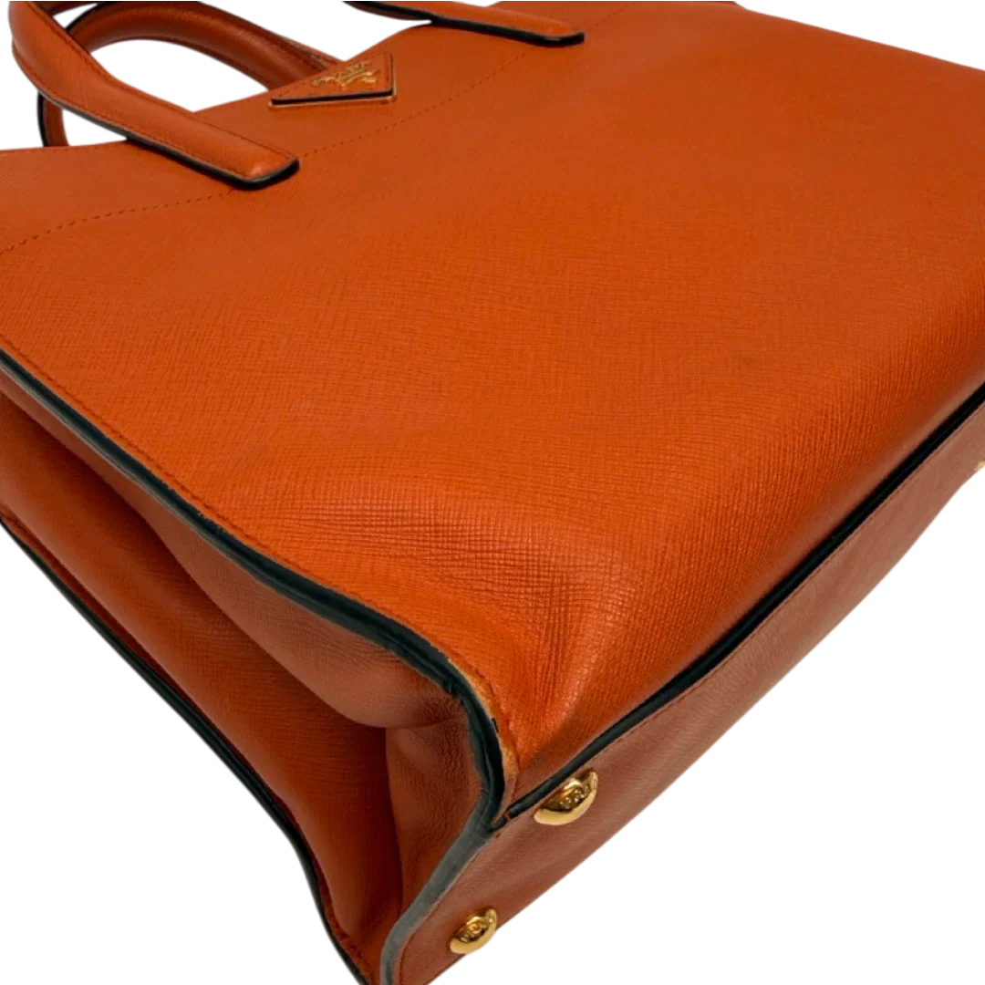 https://cdn.shopify.com/s/files/1/0564/9376/8855/files/Prada_Handtasche_Triple_Pocket_aus_Leder_papaya_orange_7.webp?v=1783516495