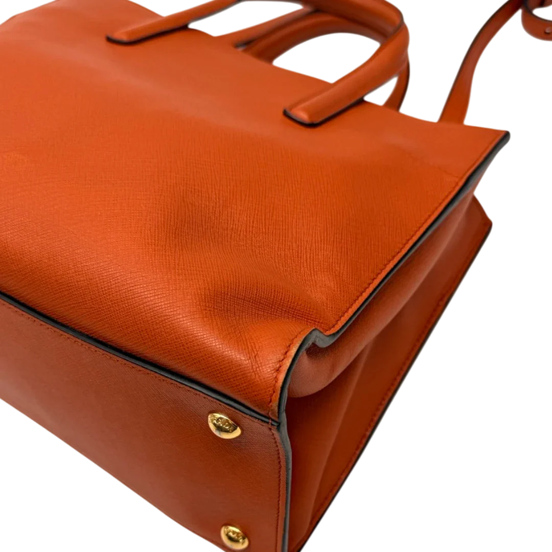 https://cdn.shopify.com/s/files/1/0564/9376/8855/files/Prada_Handtasche_Triple_Pocket_aus_Leder_papaya_orange_8.webp?v=1783516495