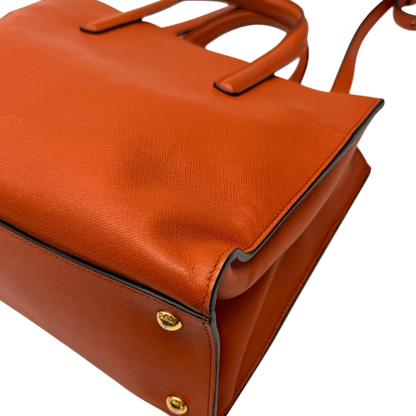 https://cdn.shopify.com/s/files/1/0564/9376/8855/files/Prada_Handtasche_Triple_Pocket_aus_Leder_papaya_orange_8.webp?v=1783516495