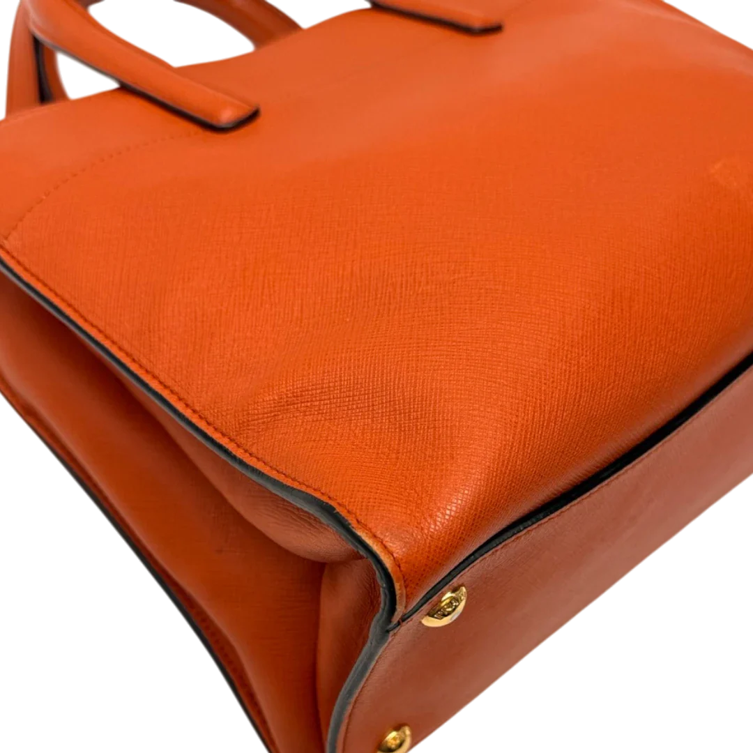 https://cdn.shopify.com/s/files/1/0564/9376/8855/files/Prada_Handtasche_Triple_Pocket_aus_Leder_papaya_orange_9.webp?v=1783516495
