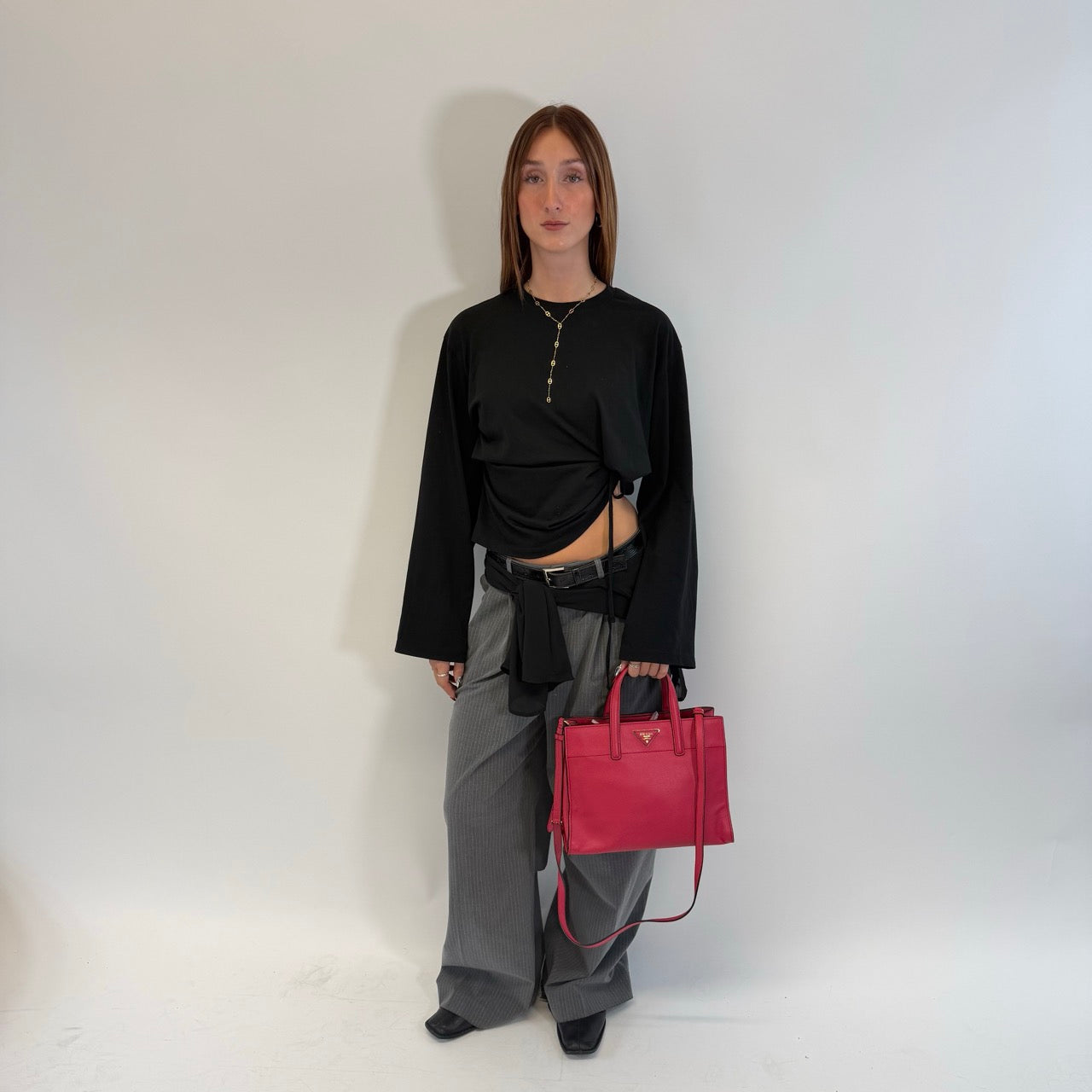 https://cdn.shopify.com/s/files/1/0564/9376/8855/files/Prada_Handtasche_Triple_Pocket_aus_Leder_rot_1.jpg?v=1784794266