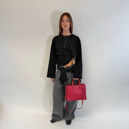 https://cdn.shopify.com/s/files/1/0564/9376/8855/files/Prada_Handtasche_Triple_Pocket_aus_Leder_rot_1.jpg?v=1784794266