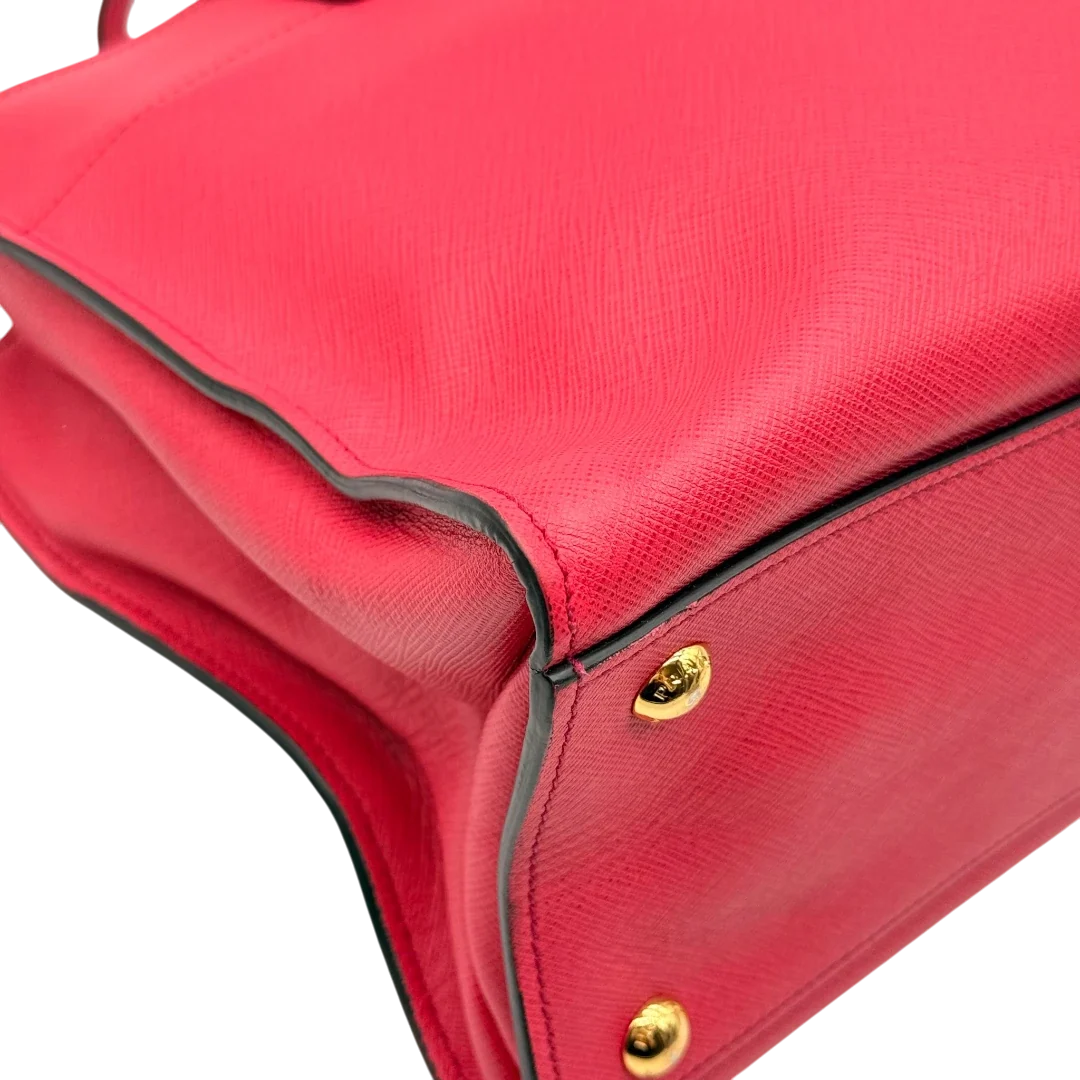 https://cdn.shopify.com/s/files/1/0564/9376/8855/files/Prada_Handtasche_Triple_Pocket_aus_Leder_rot_10.webp?v=1784794266