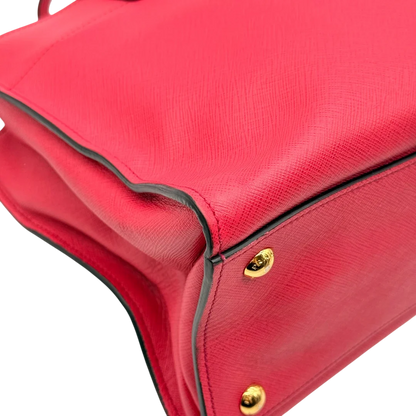 https://cdn.shopify.com/s/files/1/0564/9376/8855/files/Prada_Handtasche_Triple_Pocket_aus_Leder_rot_10.webp?v=1784794266