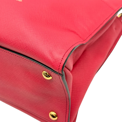 https://cdn.shopify.com/s/files/1/0564/9376/8855/files/Prada_Handtasche_Triple_Pocket_aus_Leder_rot_11.webp?v=1784794266