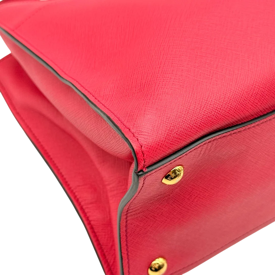 https://cdn.shopify.com/s/files/1/0564/9376/8855/files/Prada_Handtasche_Triple_Pocket_aus_Leder_rot_12.webp?v=1784794266