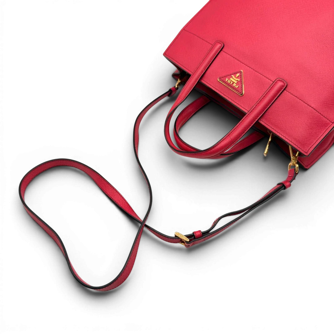 https://cdn.shopify.com/s/files/1/0564/9376/8855/files/Prada_Handtasche_Triple_Pocket_aus_Leder_rot_13.webp?v=1784794267
